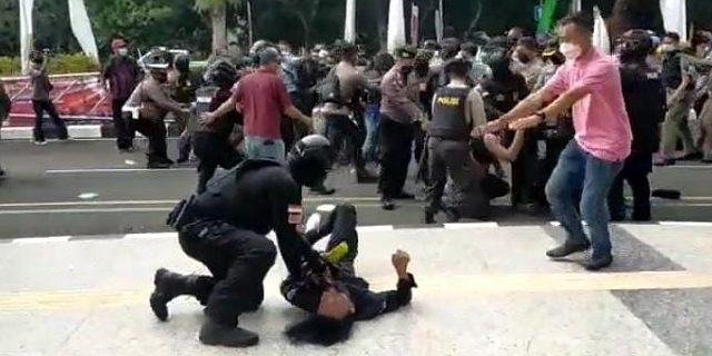 polisi smackdown mahasiswa