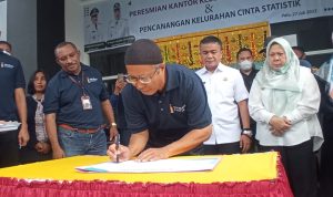 kepala BPS Provinsi Sulteng, Simon Sapari tengah memberikan penjelasan terkait terpilihnya Kelurahan Lolu Selatan menjadi percontohan pencanangan Kelurahan Cantik.Foto: Hafsa/PJS.Com