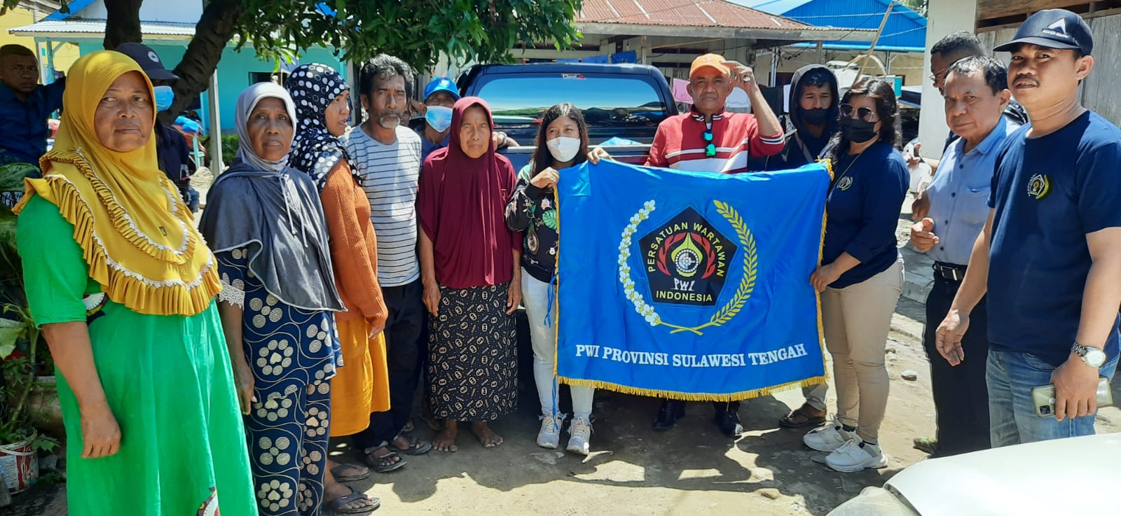 PWI Sulteng menyerahkan bantuan sembako dan perlengkapan kebutuhan bayi kepada penyintas bencana banjir bandang Parimo. Foto: Istimewa