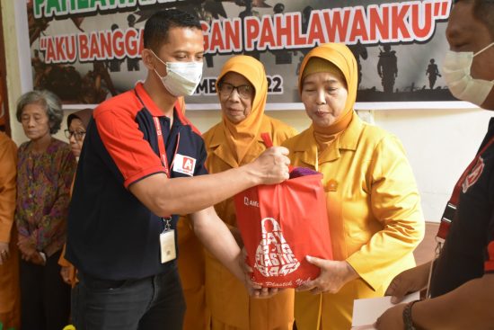 Peringati Hari Pahlawan, Alfamidi Cabang Palu Salurkan Sembako ke Para Veteran