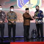 Wakil Gubernur Sulteng, Ma’mun Amir yang hadir mewakili Gubernur Sulteng menerima penghargaan dari Wakil Presiden RI. Foto Humas BPJS/Pijar Sulteng.Com