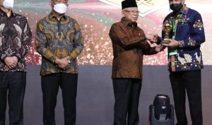 Wakil Gubernur Sulteng, Ma’mun Amir yang hadir mewakili Gubernur Sulteng menerima penghargaan dari Wakil Presiden RI. Foto Humas BPJS/Pijar Sulteng.Com