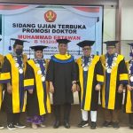Bersama dengan Rektor dan Ketua Senat Universitas Tadulako usai sidang ujian terbuka promosi doktor di gedung Pascasarjana Universitas Tadulako, Selasa (28/2/2023). IST