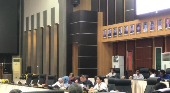 RAPAT. - Ketua Pansus Ranperda Pengelolaan Jasa Lingkungan Hidup saat memimpin rapat pada Selasa (18/7/2023). FOTO : Syahnia/PIJARSULTENG.ID