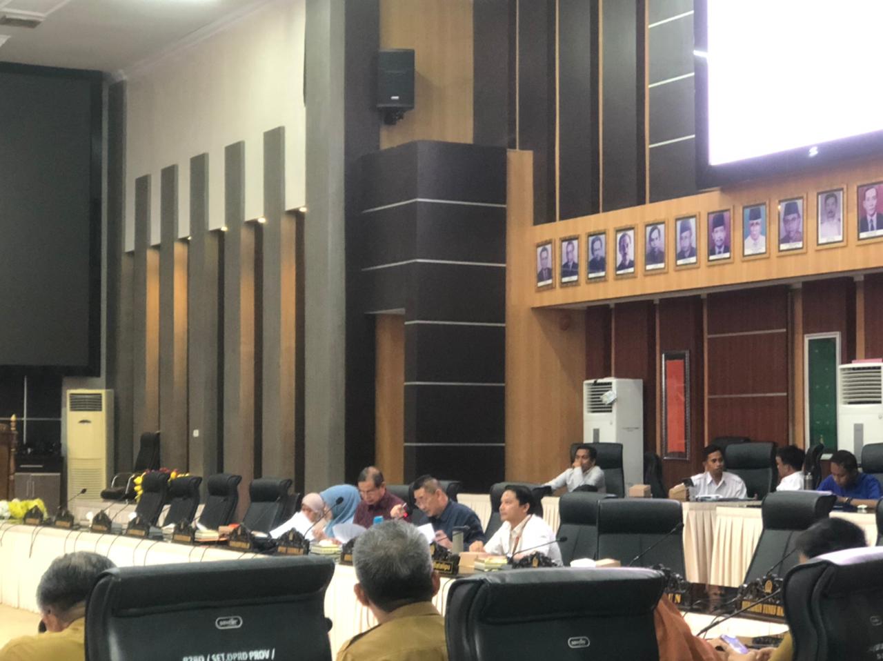 RAPAT. - Ketua Pansus Ranperda Pengelolaan Jasa Lingkungan Hidup saat memimpin rapat pada Selasa (18/7/2023). FOTO : Syahnia/PIJARSULTENG.ID