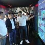 DEPUTI Bidang Sumber Daya Manusia Teknologi dan Informasi Kementerian BUMN Tedi Bharata (tengah) didampingi Direktur Utama Telkom Ririek Adriansyah (kiri) & Direktur Human Capital Management Telkom Afriwandi (kanan) mengunjungi pameran Culture Innovation TelkomGroup pada acara AKHLAK Culture Festival TelkomGroup 2023 di Jakarta, Senin (31/7/2023). Foto : Istimewa