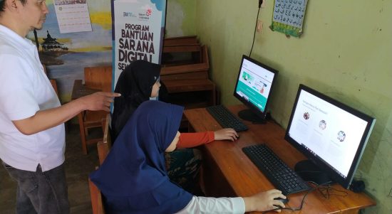 Program TJSL Bantuan Sarana Digital Sekolah di DTA Nurul Islam Sumedang sebagai salah satu wujud nyata komitmen Telkom dalam program strategis bidang sosial dan lingkungan guna mendukung Tujuan Pembangunan Berkelanjutan (TPB), khususnya pada pilar pembangunan sosial. Foto : Istimewa