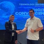 Direktur Bisnis Metranet Faisal Yusuf (kanan) dan Direktur Supply Chain Management dan Teknologi Informasi ID Food Bernadetta Raras (kiri) usai penandatanganan kerja sama strategis penyediaan marketplace pangan B2B market.idfood.co.id. di Jakarta, beberapa waktu yang lalu.Foto : Istimewa