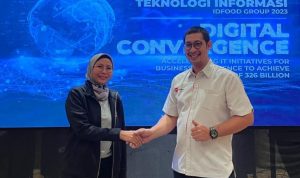 Direktur Bisnis Metranet Faisal Yusuf (kanan) dan Direktur Supply Chain Management dan Teknologi Informasi ID Food Bernadetta Raras (kiri) usai penandatanganan kerja sama strategis penyediaan marketplace pangan B2B market.idfood.co.id. di Jakarta, beberapa waktu yang lalu.Foto : Istimewa