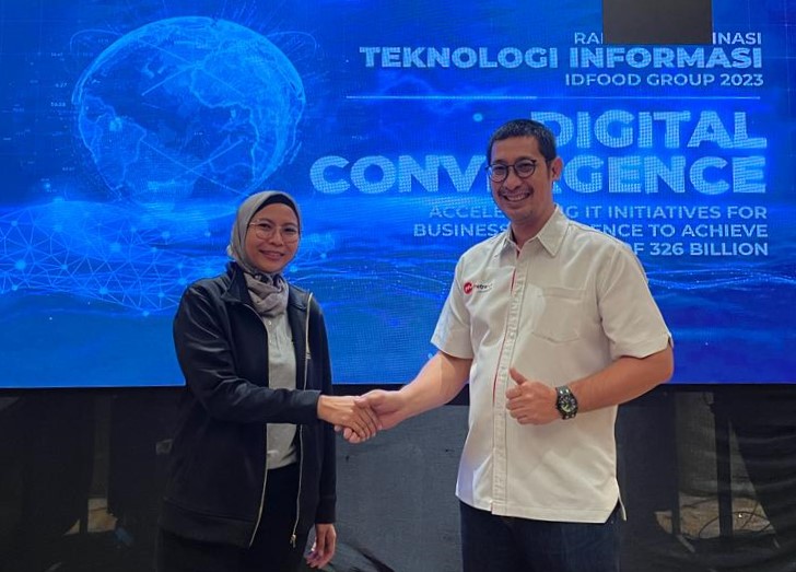 Direktur Bisnis Metranet Faisal Yusuf (kanan) dan Direktur Supply Chain Management dan Teknologi Informasi ID Food Bernadetta Raras (kiri) usai penandatanganan kerja sama strategis penyediaan marketplace pangan B2B market.idfood.co.id. di Jakarta, beberapa waktu yang lalu.Foto : Istimewa