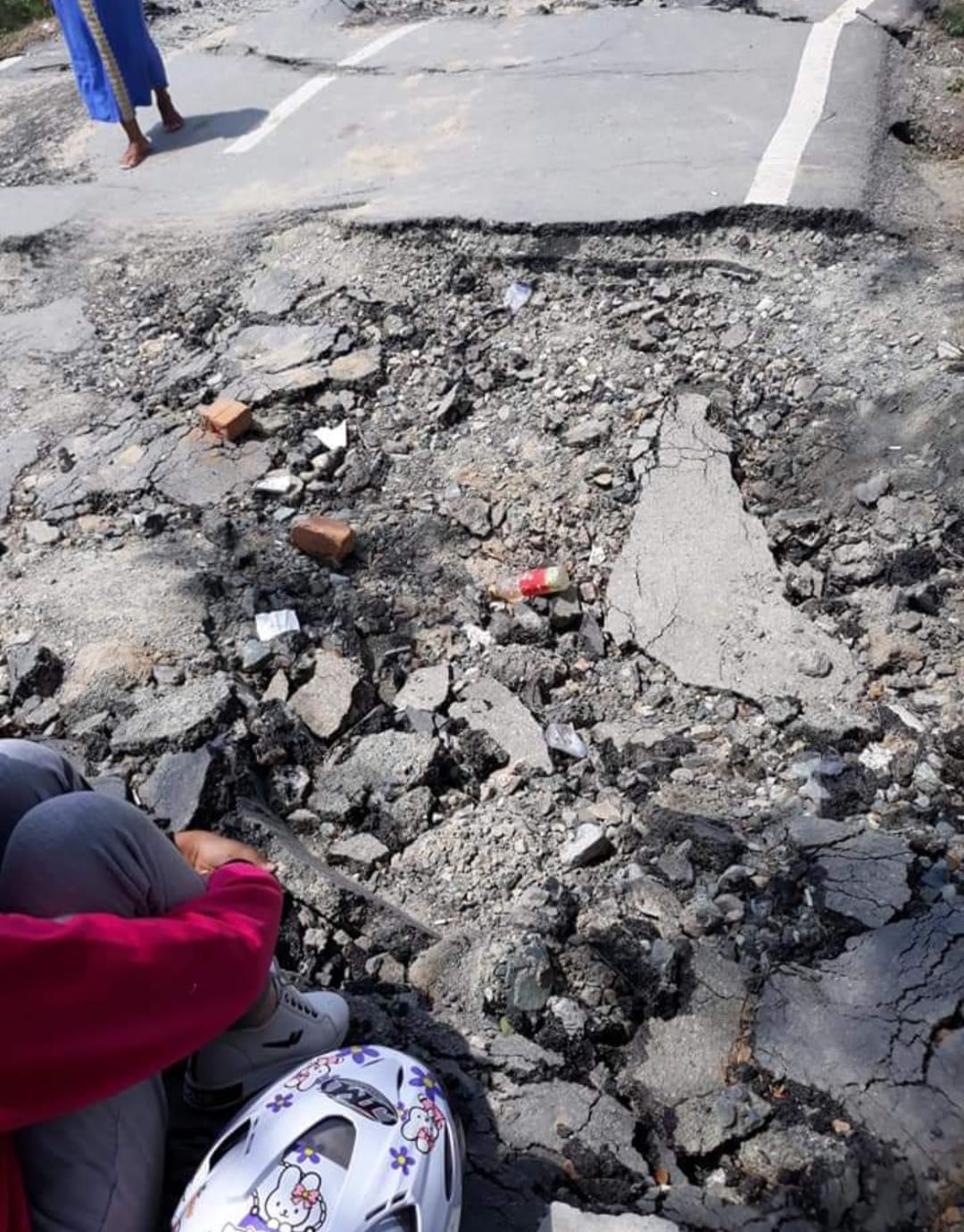 Kondisi Pemukiman .-Paska sehari gempa (likuifaksi) di lokasi BTN Petobo Permai. Foto : Syahnia. PijarSulteng.com