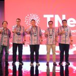 Direktur Wholesale & International Service Telkom Bogi Witjaksono (tengah) didampingi Chief Executive Officer Telin Budi Satria Dharma Purba (kedua dari kanan), Chief Technology Officer Telin Akhmad Ludfy (paling kanan), Chief Finance and Risk Management Officer Telin Doni Andriansyah (kedua dari kiri), dan Senior Vice President (SVP) Product House Telin Azmal Yahya (paling kiri) saat peluncuran TNeX pada Rabu (6/9/2023) di Nusa Dua Bali. Foto : Istimewa