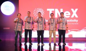 Direktur Wholesale & International Service Telkom Bogi Witjaksono (tengah) didampingi Chief Executive Officer Telin Budi Satria Dharma Purba (kedua dari kanan), Chief Technology Officer Telin Akhmad Ludfy (paling kanan), Chief Finance and Risk Management Officer Telin Doni Andriansyah (kedua dari kiri), dan Senior Vice President (SVP) Product House Telin Azmal Yahya (paling kiri) saat peluncuran TNeX pada Rabu (6/9/2023) di Nusa Dua Bali. Foto : Istimewa