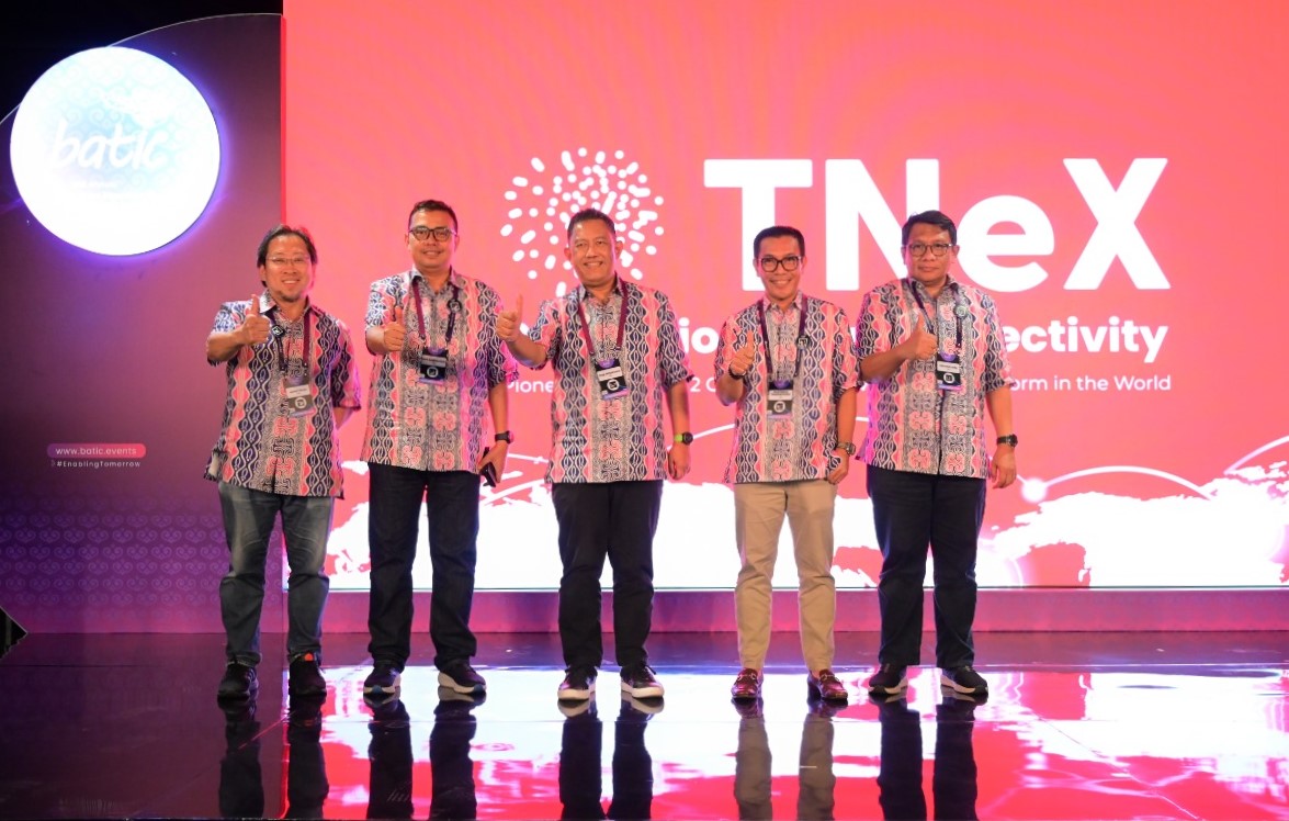 Direktur Wholesale & International Service Telkom Bogi Witjaksono (tengah) didampingi Chief Executive Officer Telin Budi Satria Dharma Purba (kedua dari kanan), Chief Technology Officer Telin Akhmad Ludfy (paling kanan), Chief Finance and Risk Management Officer Telin Doni Andriansyah (kedua dari kiri), dan Senior Vice President (SVP) Product House Telin Azmal Yahya (paling kiri) saat peluncuran TNeX pada Rabu (6/9/2023) di Nusa Dua Bali. Foto : Istimewa