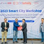 CMO PINS Dwi Pratomo Juniarto (kedua dari kiri) menerima cindera mata dari VP of Chunghwa Telecom International & Chairman of Chunghwa Telecom Singapore Vincent Chen (kedua dari kanan) disaksikan General Manager of CHT INFINITY Group Roger Liu (paling kanan) dan Vice Chairman of APTIKNAS & CEO of Masterdata Andi Tanudiredja (paling kiri) pada acara Smart City Workshop 2023, di Bekasi beberapa waktu lalu. Foto : Istimewah
