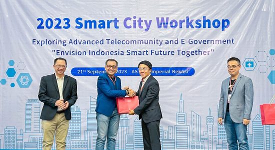 CMO PINS Dwi Pratomo Juniarto (kedua dari kiri) menerima cindera mata dari VP of Chunghwa Telecom International & Chairman of Chunghwa Telecom Singapore Vincent Chen (kedua dari kanan) disaksikan General Manager of CHT INFINITY Group Roger Liu (paling kanan) dan Vice Chairman of APTIKNAS & CEO of Masterdata Andi Tanudiredja (paling kiri) pada acara Smart City Workshop 2023, di Bekasi beberapa waktu lalu. Foto : Istimewah
