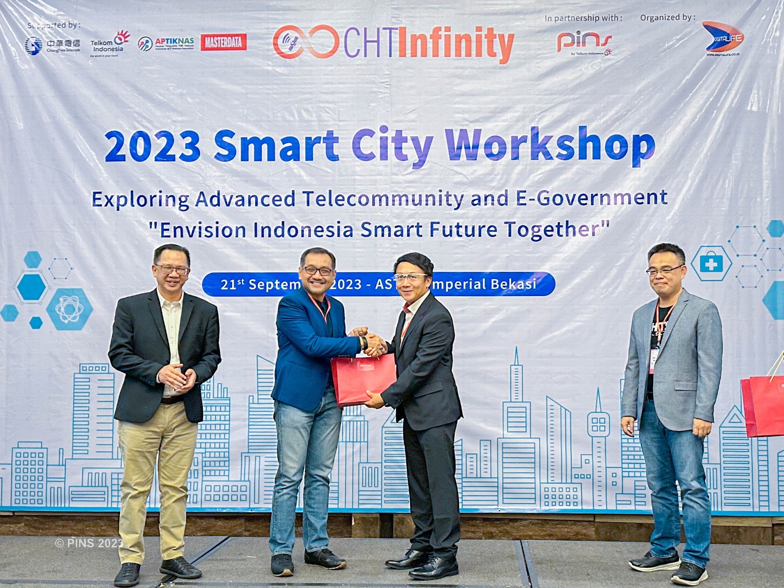CMO PINS Dwi Pratomo Juniarto (kedua dari kiri) menerima cindera mata dari VP of Chunghwa Telecom International & Chairman of Chunghwa Telecom Singapore Vincent Chen (kedua dari kanan) disaksikan General Manager of CHT INFINITY Group Roger Liu (paling kanan) dan Vice Chairman of APTIKNAS & CEO of Masterdata Andi Tanudiredja (paling kiri) pada acara Smart City Workshop 2023, di Bekasi beberapa waktu lalu. Foto : Istimewah