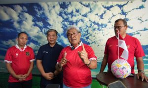 Direktur Network & IT Service Telkom Herlan Wijanarko (kedua dari kanan), EVP Telkom Regional V Area Jatim Bali Nusa Tenggara Teddy Hartadi (kedua dari kiri), EGM Divisi Service Operation Telkom Suharyoto (paling kanan) dan Direktur Operation Telkom Akses Ambari (paling kiri) saat jumpa media jelang pembukaan pertandingan sepak bola bertaraf internasional FIFA U-17 World Cup 2023 di Surabaya, beberapa waktu yang lalu.istimewa