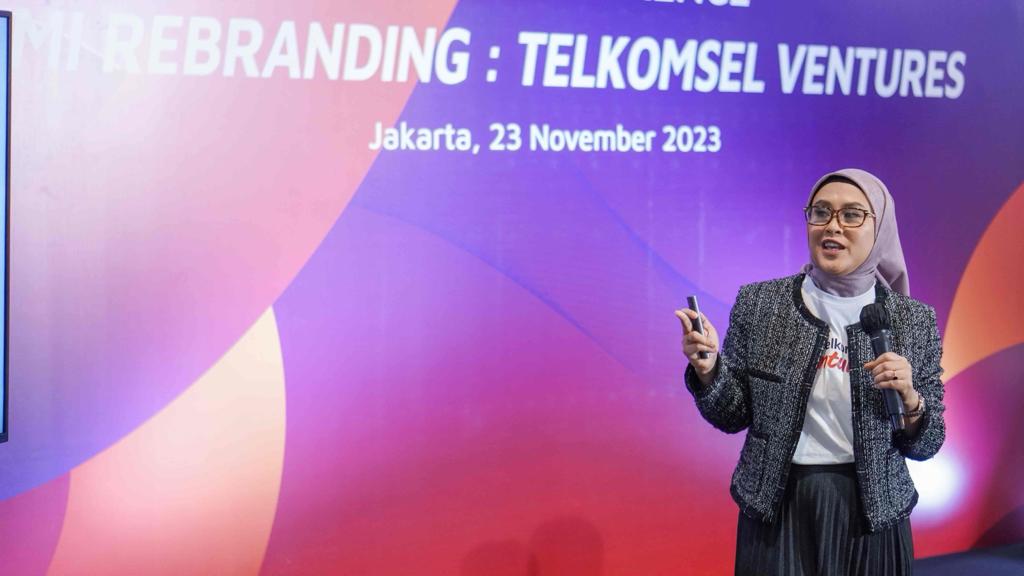 TMI to Telkomsel,- CEO Telkomsel Ventures Mia Melinda menjelaskan bahwa pembaharuan identitas TMI menjadi Telkomsel Ventures selaras dengan semangat Telkomsel dalam menggerakkan kemajuan yang terinspirasi dari semangat bangsa Indonesia. Langkah ini semakin menegaskan komitmen dan peran Telkomsel Ventures dalam mendukung pemberdayaan startup potensial untuk berkembang di Indonesia. Foto : Istimewah