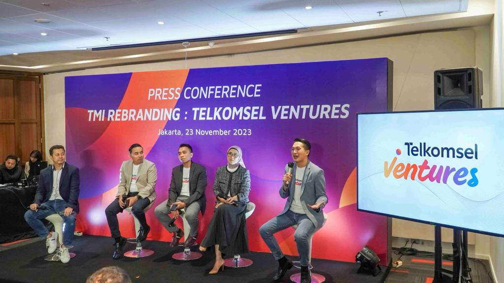 TMI to Telkomsel,-(kanan - kiri) Chief Investment Officer Telkomsel Ventures William Gozali, CEO Telkomsel Ventures Mia Melinda, VP Corporate Strategy, Innovation, Sustainability & Marketing Telkomsel Endra Diputra, dan VP Corporate Communications & Social Responsibility Saki H. Bramono saat sesi Press Conference Rebranding Telkomsel Mitra Inovasi menjadi Telkomsel Ventures di Jakarta, Kamis (23/11/2023).