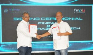 SVP Telco & Digital Goods Services Finnet, Dandit Hardiarto (kiri) dan Direktur Utama E2pay Razer Fintech Company, Cecil Constantino usai penandatanganan kerja sama dalam penyediaan voucher games digital antara Finnet & E2Pay Razer di Jakarta beberapa waktu lalu.Foto : Istimewah