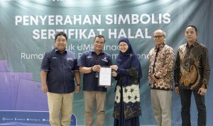 Kepala PMU Sertifikasi Surveyor Indonesia Afrinal (kedua dari kiri) menyerahkan simbolis sertifikat halal kepada perwakilan UMKM disaksikan Direktur Komersial Surveyor Indonesia Saifuddin Wijaya (paling kiri), Deputy EVP SOE Service Telkom, Fajar Wibawa (kedua dari kanan) dan SM Rumah BUMN Telkom Adrian Sani Harahap di Jakarta beberapa waktu yang lalu.Fpto : Istimewah