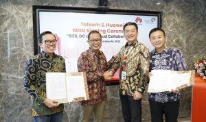 (Kiri ke kanan: Direktur Digital Business Telkom, Muhamad Fajrin Rasyid; Direktur Strategic Portfolio Telkom, Budi Setyawan Wijaya; CEO Huawei Indonesia, Long; dan CEO of Carrier Network Business Group Huawei Indonesia, Steven Wang usai penandatanganan MoU kesepakatan kerja sama strategis dalam pembangunan layanan dan solusi B2B (Business-to-Business) antara Telkom dan Huawei Indonesia di Jakarta, Kamis (14/12/2023). Foto : Istimewa