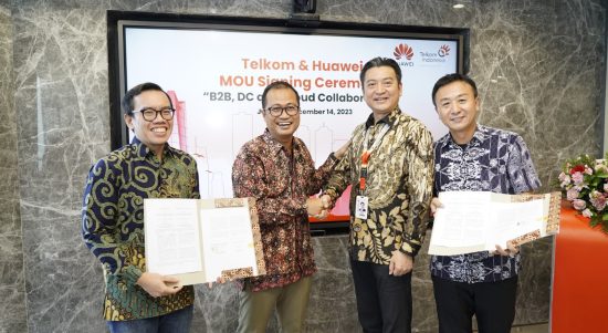 (Kiri ke kanan: Direktur Digital Business Telkom, Muhamad Fajrin Rasyid; Direktur Strategic Portfolio Telkom, Budi Setyawan Wijaya; CEO Huawei Indonesia, Long; dan CEO of Carrier Network Business Group Huawei Indonesia, Steven Wang usai penandatanganan MoU kesepakatan kerja sama strategis dalam pembangunan layanan dan solusi B2B (Business-to-Business) antara Telkom dan Huawei Indonesia di Jakarta, Kamis (14/12/2023). Foto : Istimewa