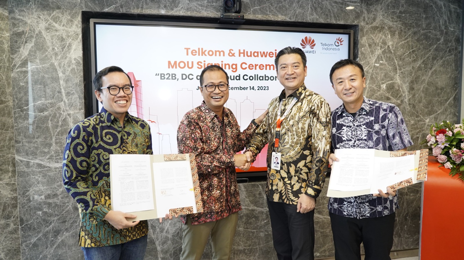 (Kiri ke kanan: Direktur Digital Business Telkom, Muhamad Fajrin Rasyid; Direktur Strategic Portfolio Telkom, Budi Setyawan Wijaya; CEO Huawei Indonesia, Long; dan CEO of Carrier Network Business Group Huawei Indonesia, Steven Wang usai penandatanganan MoU kesepakatan kerja sama strategis dalam pembangunan layanan dan solusi B2B (Business-to-Business) antara Telkom dan Huawei Indonesia di Jakarta, Kamis (14/12/2023). Foto : Istimewa