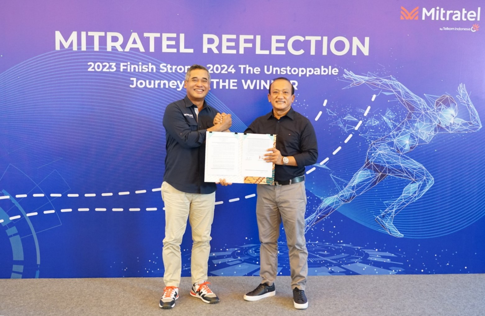 Direktur Utama Mitratel, Teddy Hartoko (kiri) dan Direktur Utama Finnet, Rakhmad Tunggal Afifuddin usai penandatanganan perjanjian kerja sama antara Finnet & Mitratel dalam penyedia layanan meterai elektronik (e-Meterai) dan tanda tangan elektronik (e-Sign) untuk aplikasi terintegrasi milik Mitratel, di Jakarta beberapa waktu lalu. Foto : Istimewah