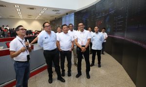 Wakil Menteri Badan Usaha Milik Negara (BUMN) Kartika Wirjoatmodjo (kedua dari kiri) didampingi Direktur Utama Telkom Ririek Adriansyah (Ketiga dari kiri), Direktur Network Telkomsel Indra Mardiatna, dan Direktur Keuangan dan Manajemen Risiko Telkomsel Mohamad Ramzy meninjau Integrated Operation Center Telkomsel dalam rangkaian acara kunjungan ke Posko TelkomGroup SIAGA NARU 2023/2024 di Jakarta, Jumat (29/12/2023).Foto : Istimewah