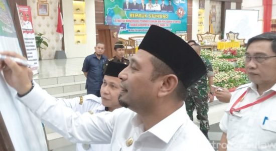 Wakil Bupati Donggala, Moh Yasin meneken komitmen turunkan angka prevalensi stunting di kabupaten Donggala. foto : Istimewah