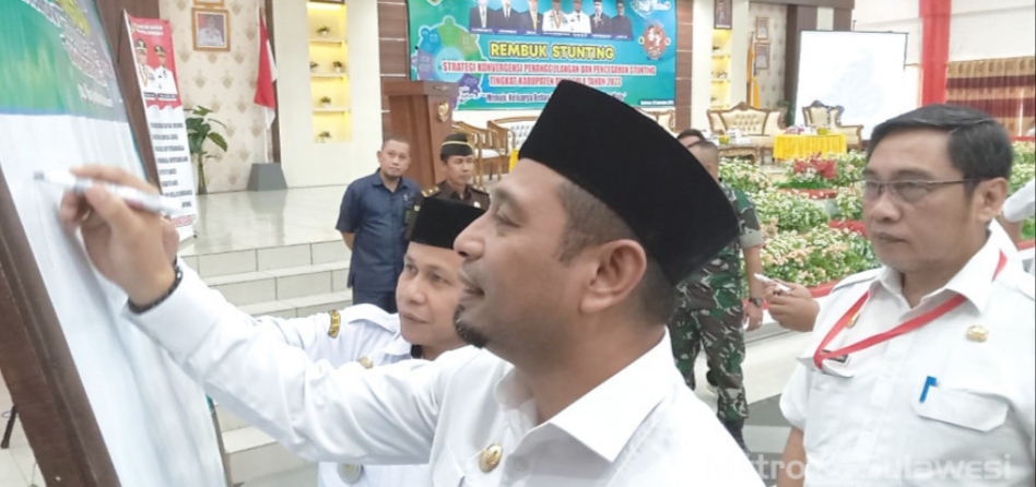 Wakil Bupati Donggala, Moh Yasin meneken komitmen turunkan angka prevalensi stunting di kabupaten Donggala. foto : Istimewah