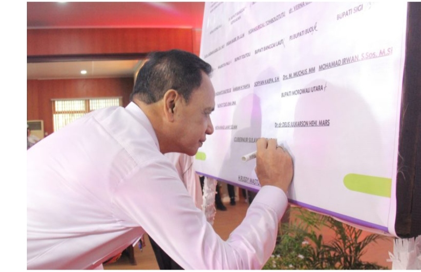 Wagub Sulteng, Ma'mun Amir tengah meneken komitmen turunkan angka prevalensi stunting di Sulteng. Foto ; Istimewa