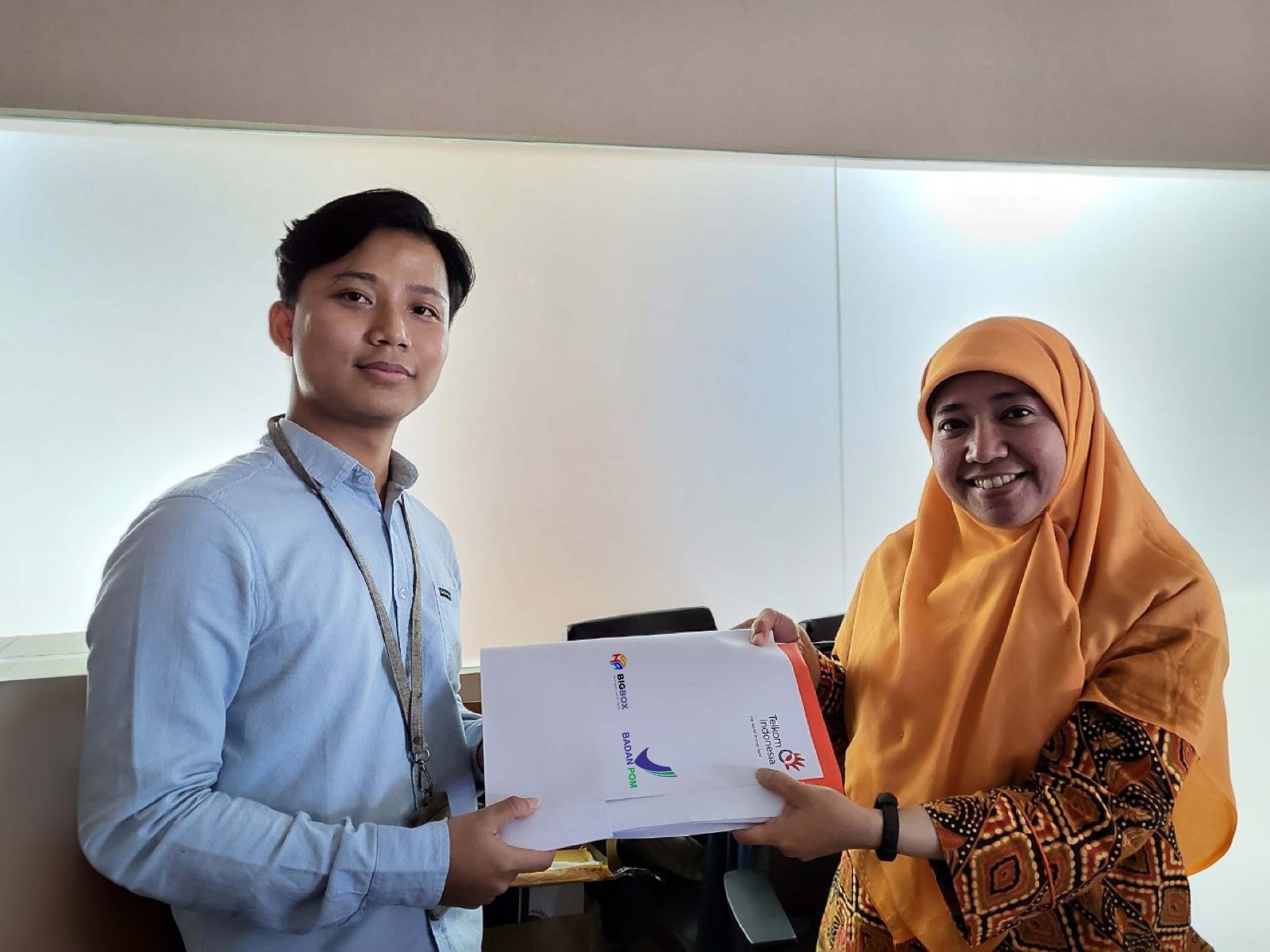 *Keterangan foto:* Serah Terima dan Penandatanganan Dokumen Instalasi, UAT dan Lisensi Big Data Platform BigBox, diterima oleh Head of Drugs BPOM, Arlinda Wibiayu (kanan) di Jakarta, beberapa waktu lalu.Foto : Istimewa