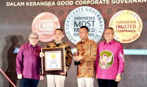 Direktur Utama Infomedia Eddy Sofryano (kedua dari kiri) saat menerima penghargaan Indonesia Trusted Company Based on Corporate Governance Perception Index (CGPI) pada ajang Indonesia Good Corporate Governance Award yang digelar oleh The Indonesian Institute for Corporate Governance (IICG) dan SWA Media Group. Foto : Istimewa