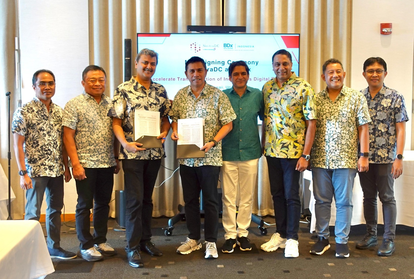 Direktur Utama Telkom Indonesia, Ririek Adriansyah (dua dari kiri) bersama President Director and CEO Indosat Ooredoo Hutchison, Vikram Sinha (tiga dari kanan), menyaksikan momen penandatanganan Nota Kesepahaman (MoU) antara anak perusahaan Telkom Indonesia, NeutraDC, dan joint venture dari BDx Data Centers (BDx), Indosat Ooredoo Hutchison, dan Lintasarta, BDx Indonesia terkait kemitraan strategis untuk memperkuat infrastruktur digital melalui ekosistem Internet Exchange (IX) di Pacific Telecommunications Council (PTC) 2024, di Honolulu, Hawaii, AS, pada Minggu (21/01/2024). Foto : Istimewah.