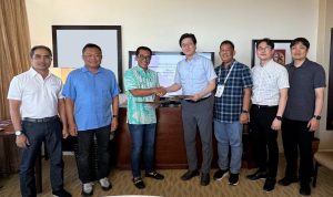 *Keterangan foto:* *Foto 1:* Chief Executive Officer (CEO) Telin Budi Satria Dharma Purba (keempat dari kiri) dan Senior Vice President KT Corporation Jehoon Myung (ketiga dari kanan) usai penandatanganan Memorandum of Understanding (MoU) komitmen konsorsium ALPHA disaksikan Direktur Utama Telko Chief Executive Officer (CEO) Telin Budi Satria Dharma Purba (ketiga dari kiri) dan Senior Vice President KT Corporation Jehoon Myung (keempat dari kanan) usai penandatanganan Memorandum of Understanding (MoU) komitmen konsorsium ALPHA disaksikan Direktur Utama Telkom Ririek Adriansyah (kedua dari kiri), Direktor Wholesale & International ServiceTelkom Bogi Witjaksono (keempat dari kanan), Direktur Group Business Development Telkom Honesty Basyir (paling kiri) dan jajaran KT Corporation di Hawaii beberapa waktu lalu. Foto : Istimewah