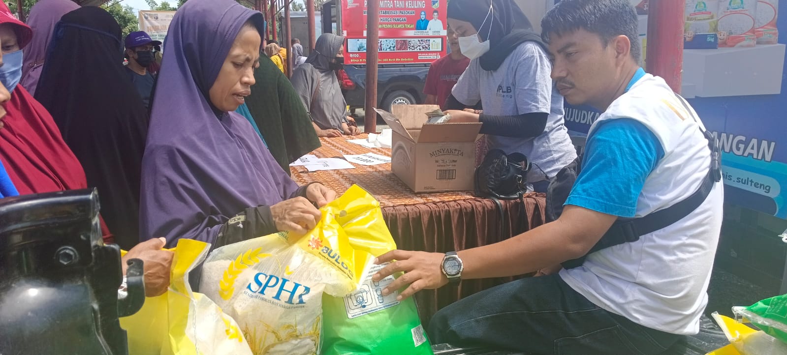 BERAS MURAH – Warga antusias mendatangi GPM yang menjual beras subsidi di Marawola, Kamis ( 29/02/2024).Foto : Istimewah