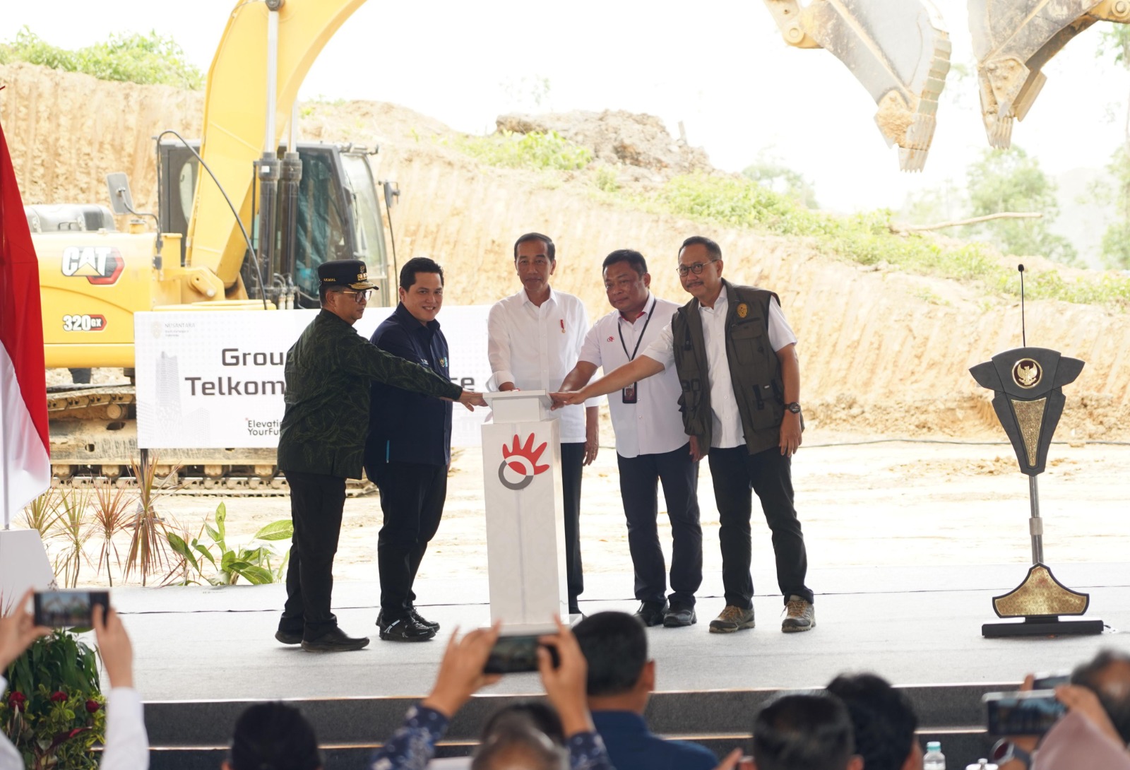 Presiden RI Joko Widodo (tengah) bersama dengan Kepala Otorita IKN Bambang Susantono (kanan), Menteri BUMN Erick Thohir (kedua kiri), PJ Gubernur Kalimantan Timur Akmal Malik (kiri), dan Direktur Utama Telkom Ririek Adriansyah (kedua kanan), saat acara Groundbreaking Telkom Smart Office di Kawasan Ibu Kota Nusantara (IKN), Penajam Paser Utara, Kalimantan Timur, Jumat (1/3/2024). Foto : Istimewa