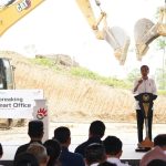Presiden RI Joko Widodo memberikan sambutan saat acara Groundbreaking Telkom Smart Office di Kawasan Ibu Kota Nusantara (IKN), Penajam Paser Utara, Kalimantan Timur, Jumat (1/3/2024).Foto: Istimewa