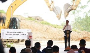 Presiden RI Joko Widodo memberikan sambutan saat acara Groundbreaking Telkom Smart Office di Kawasan Ibu Kota Nusantara (IKN), Penajam Paser Utara, Kalimantan Timur, Jumat (1/3/2024).Foto: Istimewa
