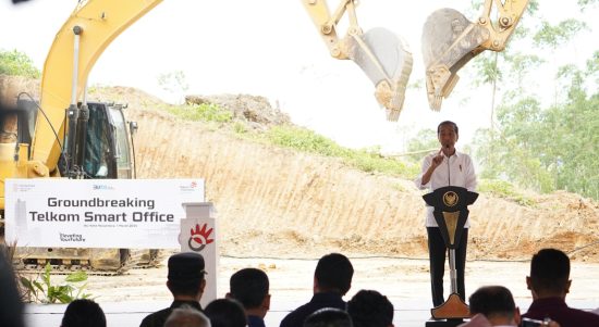 Presiden RI Joko Widodo memberikan sambutan saat acara Groundbreaking Telkom Smart Office di Kawasan Ibu Kota Nusantara (IKN), Penajam Paser Utara, Kalimantan Timur, Jumat (1/3/2024).Foto: Istimewa