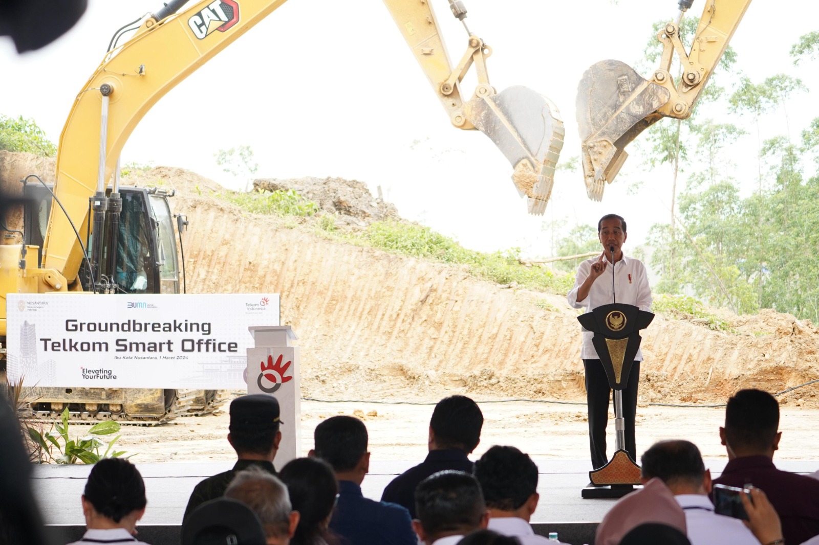 Presiden RI Joko Widodo memberikan sambutan saat acara Groundbreaking Telkom Smart Office di Kawasan Ibu Kota Nusantara (IKN), Penajam Paser Utara, Kalimantan Timur, Jumat (1/3/2024).Foto: Istimewa