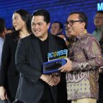 Direktur Digital Business Telkom, Muhamad Fajrin Rasyid (kedua dari kanan) menerima penghargaan BCOMSS 2024 yang diserahkan langsung oleh Menteri BUMN Erick Thohir di Jakarta beberapa waktu lalu.Foto : Istimewah