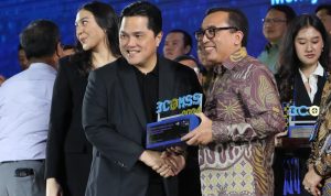 Direktur Digital Business Telkom, Muhamad Fajrin Rasyid (kedua dari kanan) menerima penghargaan BCOMSS 2024 yang diserahkan langsung oleh Menteri BUMN Erick Thohir di Jakarta beberapa waktu lalu.Foto : Istimewah