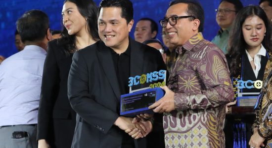Direktur Digital Business Telkom, Muhamad Fajrin Rasyid (kedua dari kanan) menerima penghargaan BCOMSS 2024 yang diserahkan langsung oleh Menteri BUMN Erick Thohir di Jakarta beberapa waktu lalu.Foto : Istimewah