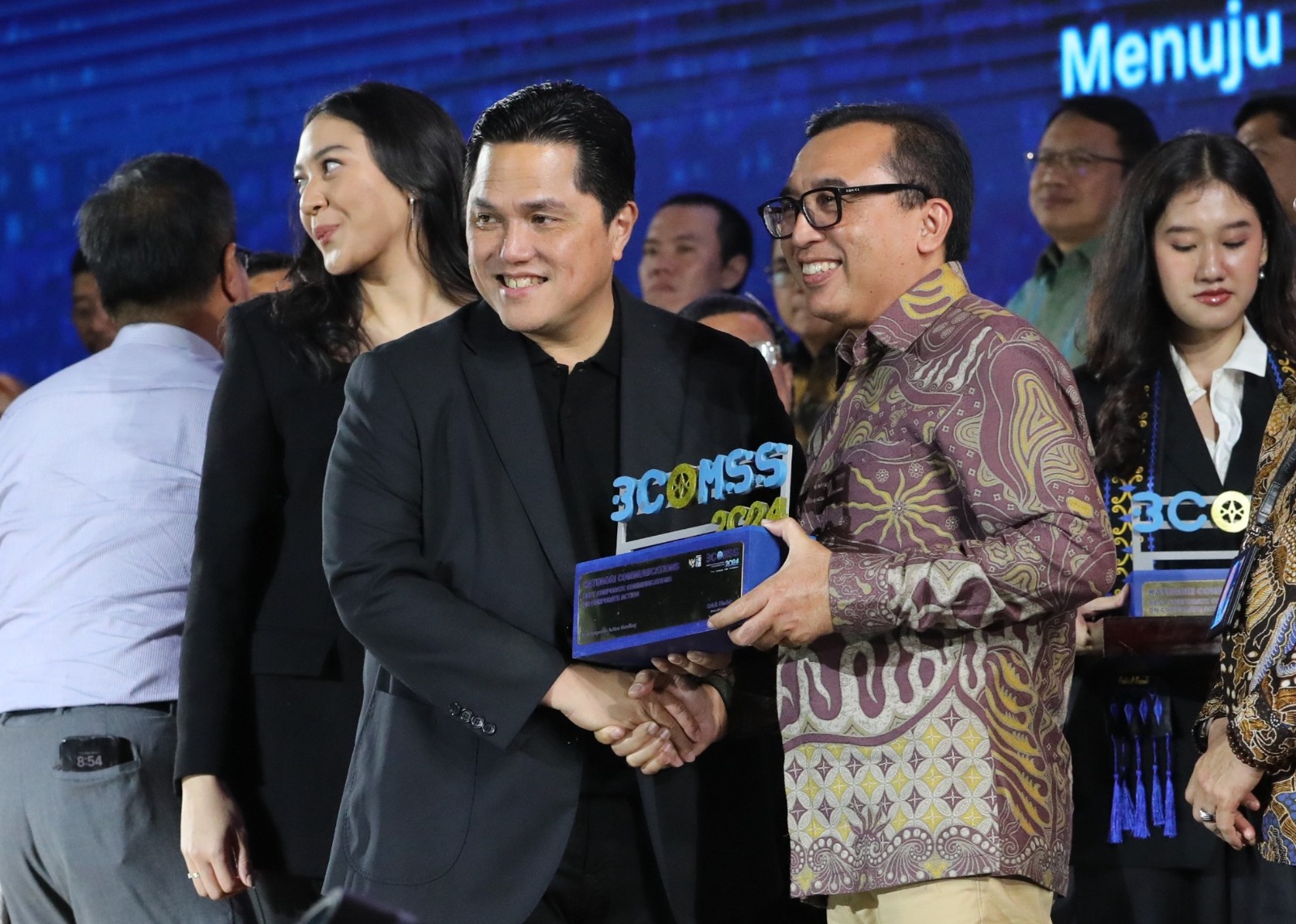 Direktur Digital Business Telkom, Muhamad Fajrin Rasyid (kedua dari kanan) menerima penghargaan BCOMSS 2024 yang diserahkan langsung oleh Menteri BUMN Erick Thohir di Jakarta beberapa waktu lalu.Foto : Istimewah