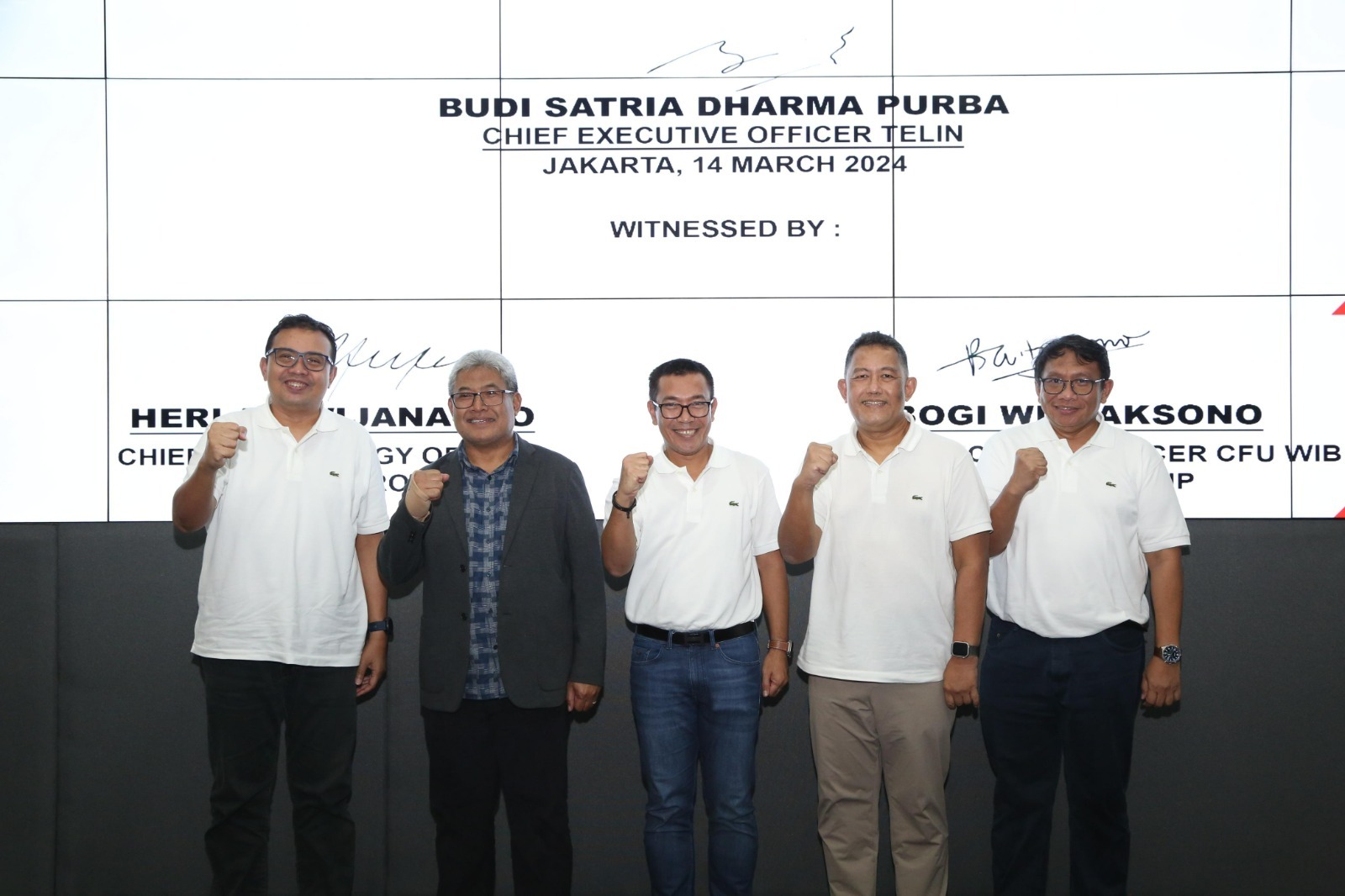 Direktur Wholesale & International Service Telkom, Bogi Witjaksono (kedua dari kanan); Direktur Network & IT Solution Telkom, Herlan Wijanarko (kedua dari kiri); CEO Telin, Budi Satria Dharma Purba (tengah); CFRO Telin Doni Andriansyah (paling kiri) dan CTO Telin Akhmad Ludfy (paling kanan) saat peresmian Telin Operation and Command Center (TOCC) beberapa waktu lalu.Foto : Istomewah