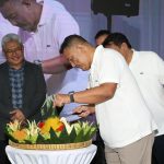 Prosesi potong tumpeng dalam rangka menyambut HUT Telin ke-17 yang dilakukan oleh Direktur Wholesale & International Service Telkom, Bogi Witjaksono, disaksikan oleh Direktur Network & IT Solution Telkom, Herlan Wijanarko. Foto ; Istimewa